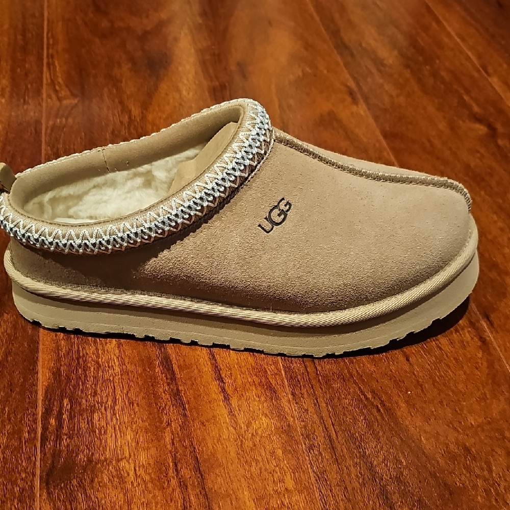UGG Kids Beige Suede Slip-Ons Platform Tazz Sand Size 5